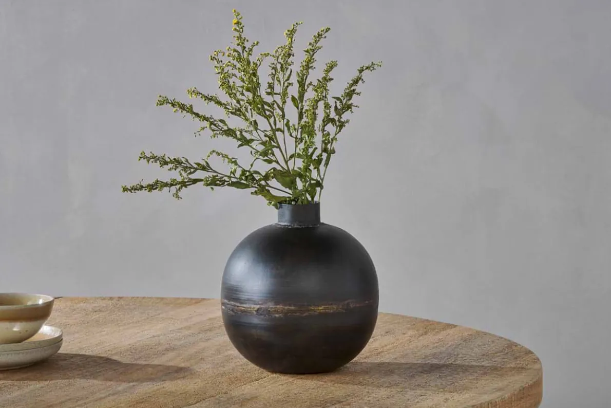 Endo Recycled Iron Vase - Black